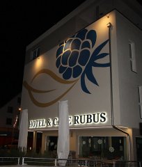 Hinterleuchtete LED-Schrift auf der Rueckseite-Hotel Rubus.jpg